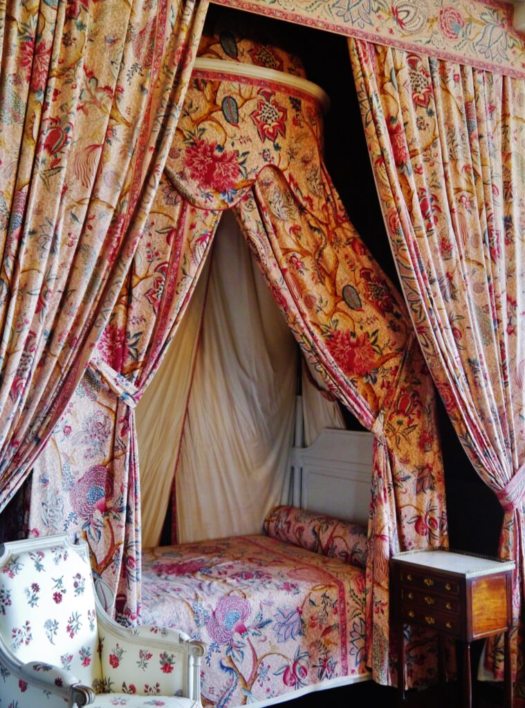 File:Chambord Château de Chambord Innen Chambre du Gouverneur Bett.jpg -  Wikimedia Commons