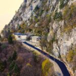 Τα Λουτρά Αμαράντου στη βάση του βράχου, μέσα στο ορεινό τοπίο.