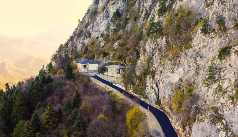Τα Λουτρά Αμαράντου στη βάση του βράχου, μέσα στο ορεινό τοπίο.
