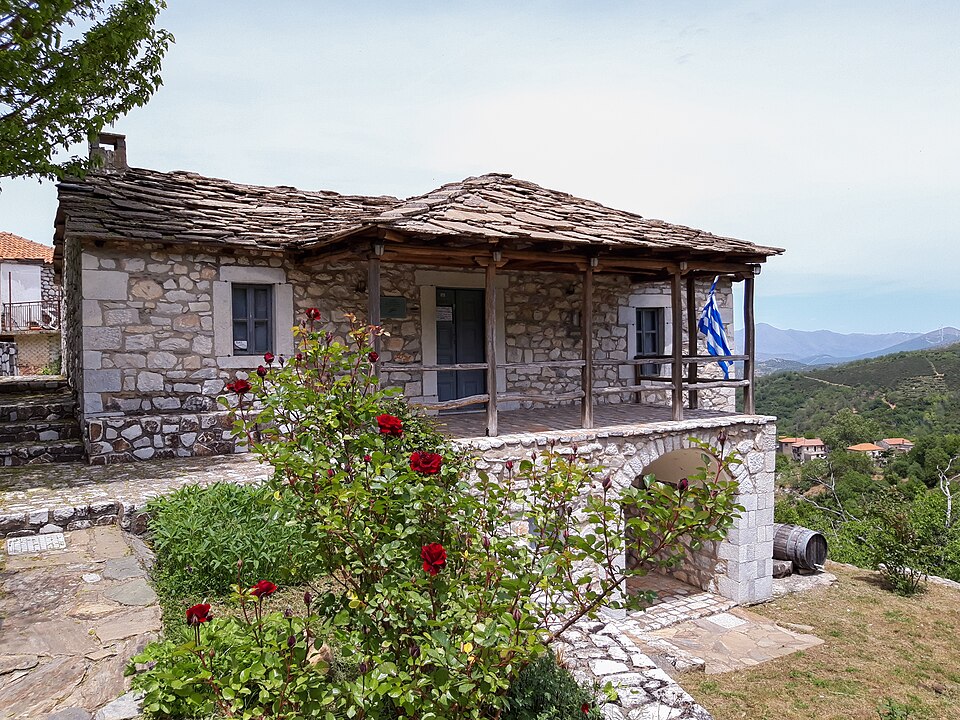 Το «Ταμπούρι του Νικηταρά», που στεγάζει το Ιστορικό και Εθνογραφικό Μουσείο Δολιανών.