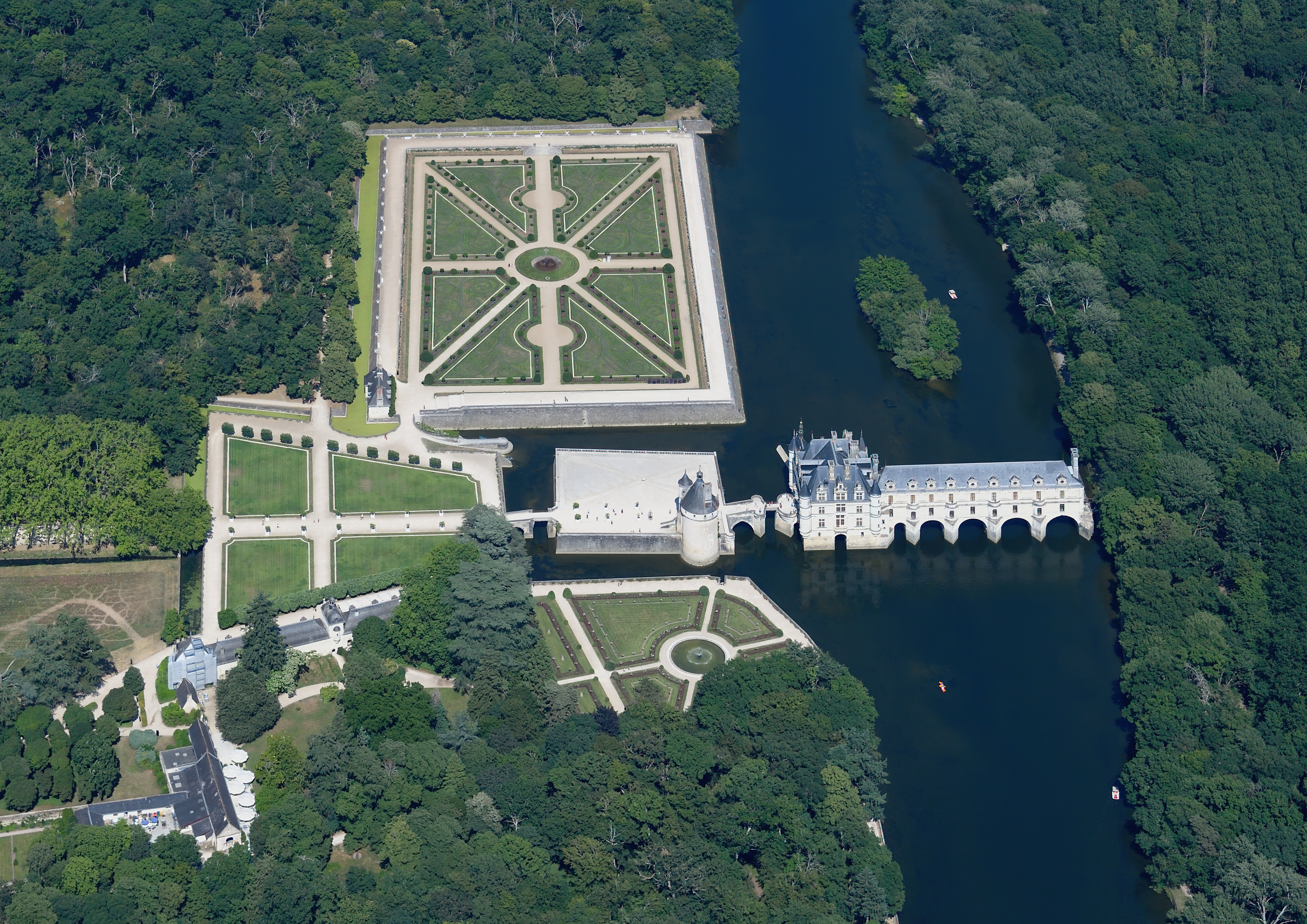 Αεροφωτογραφία του Château de Chenonceau και της γέφυρας πάνω από τον Cher
