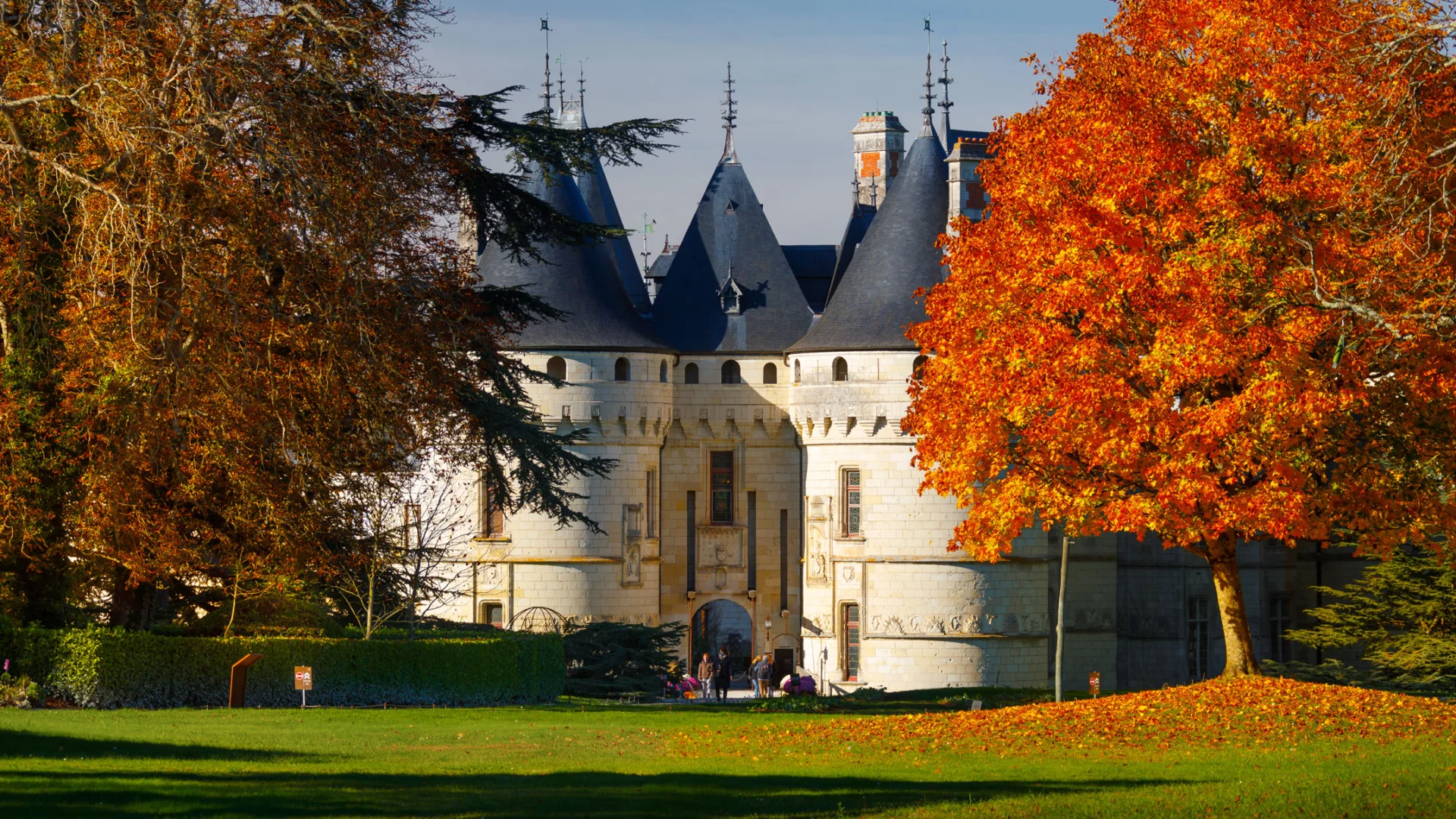 Το Château de Chaumont-sur-Loire πλαισιωμένο από φθινοπωρινά δέντρα