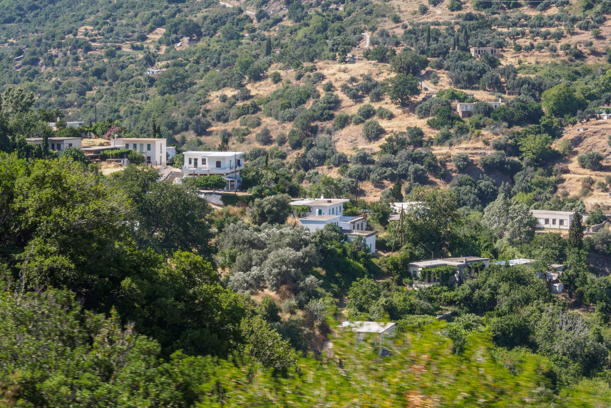 Ο Πλατανιστός, απλωμένος σε μικρές γειτονιές στις πλαγιές.