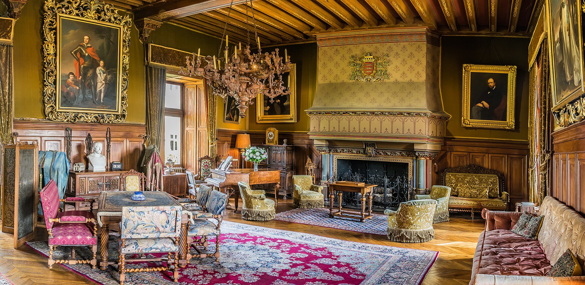 Ένα ακόμη επιπλωμένο σαλόνι του château, όπου οικογενειακά πορτρέτα, ξύλινα έπιπλα και έργα τέχνης συνθέτουν ένα αυθεντικό εσωτερικό του 19ου αιώνα.