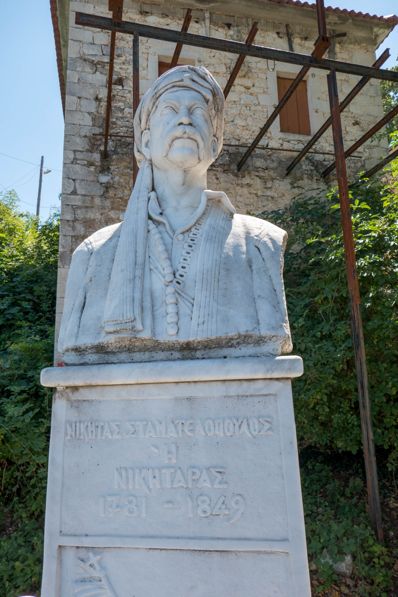 Η προτομή του Νικηταρά στο ρέμα του Τσάκωνα, στα Άνω Δολιανά.