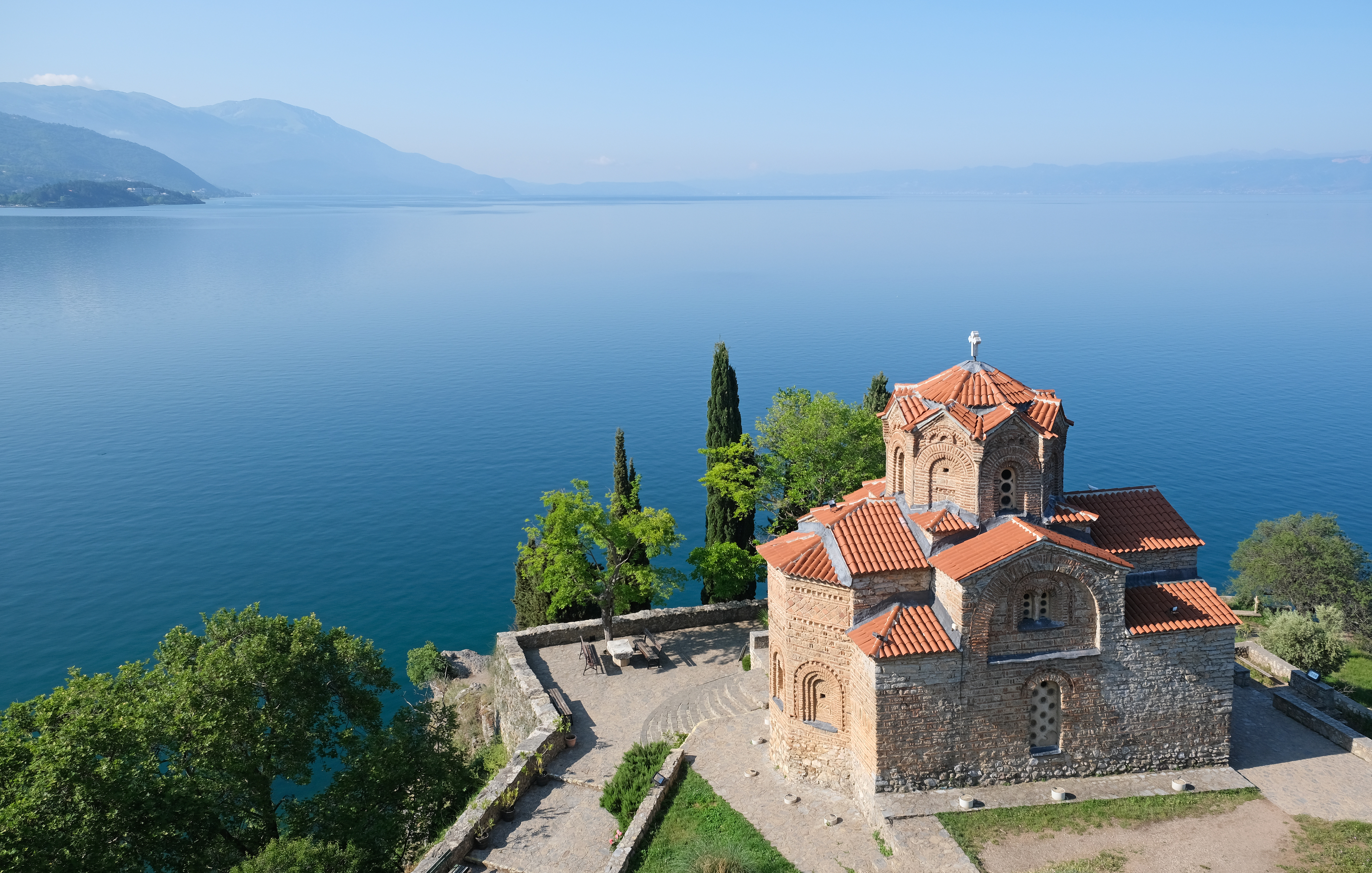 Άγιος Ιωάννης Κανέο πάνω από τη λίμνη