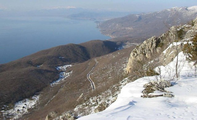 Γκαλίτσιτσα · χιονισμένη πλαγιά και λίμνη