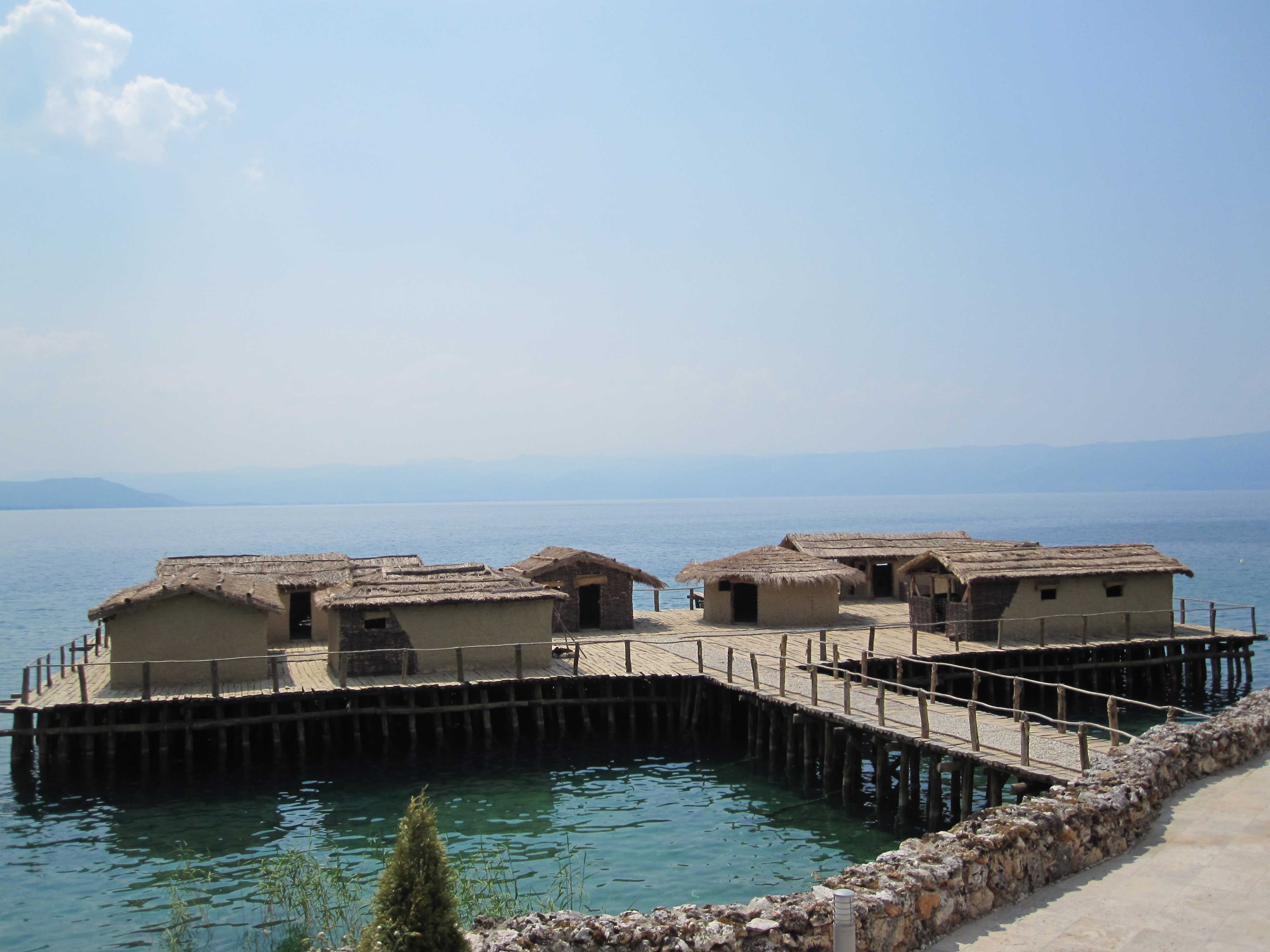 Bay of Bones · οικισμός πάνω στο νερό