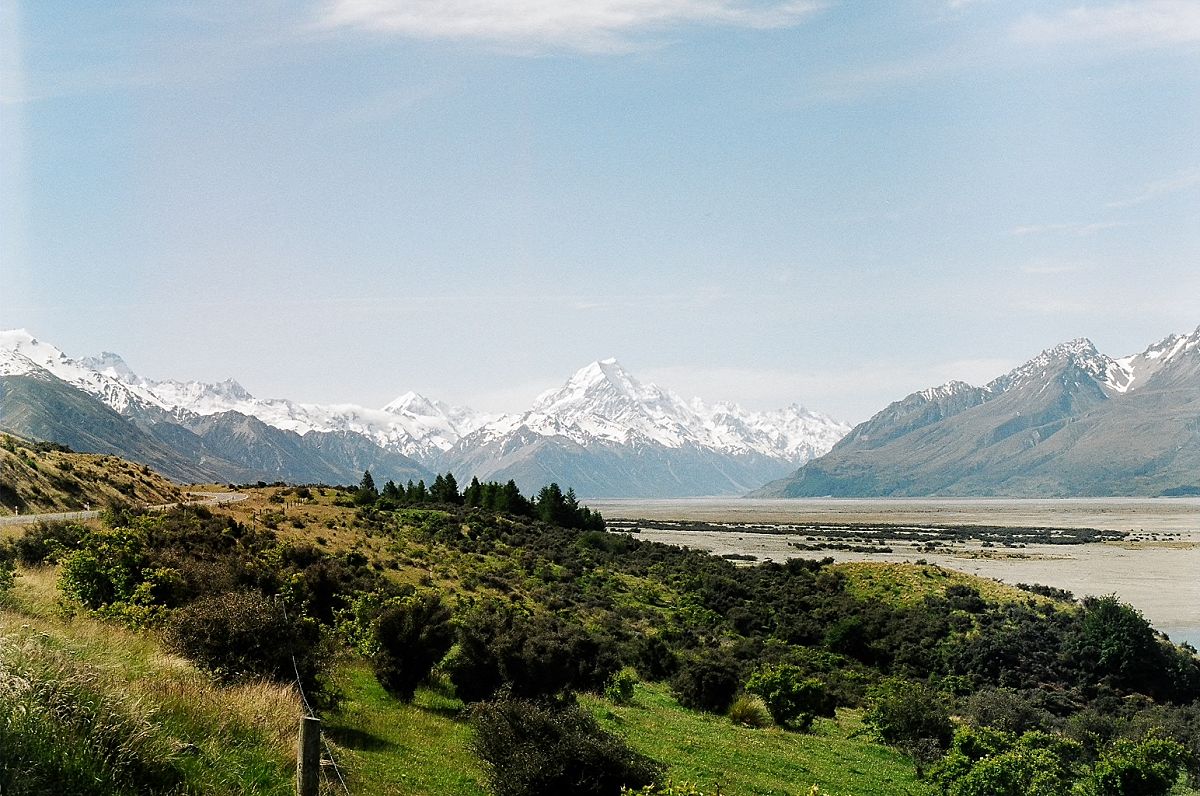 Η χιονισμένη κορυφή Αοράκι / Mount Cook με την κοιλάδα σε πρώτο πλάνο