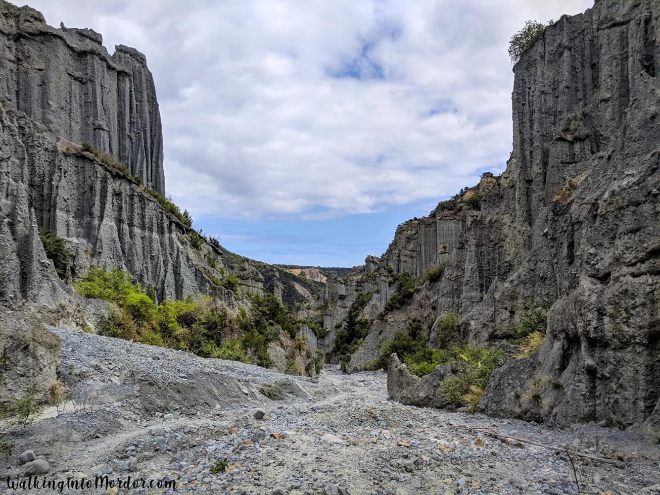 Pūtangirua Pinnacles · οι φυσικοί πέτρινοι πύργοι