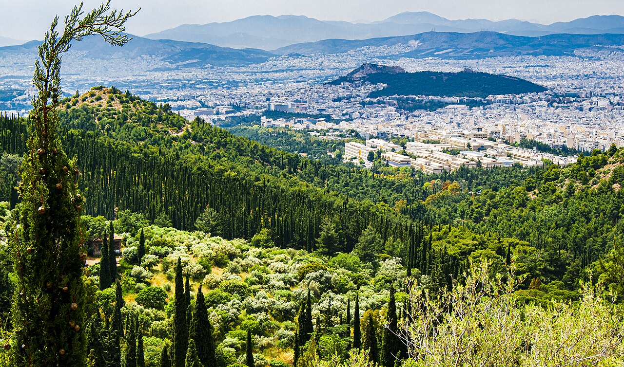 Ο Υμηττός δίπλα στην πόλη